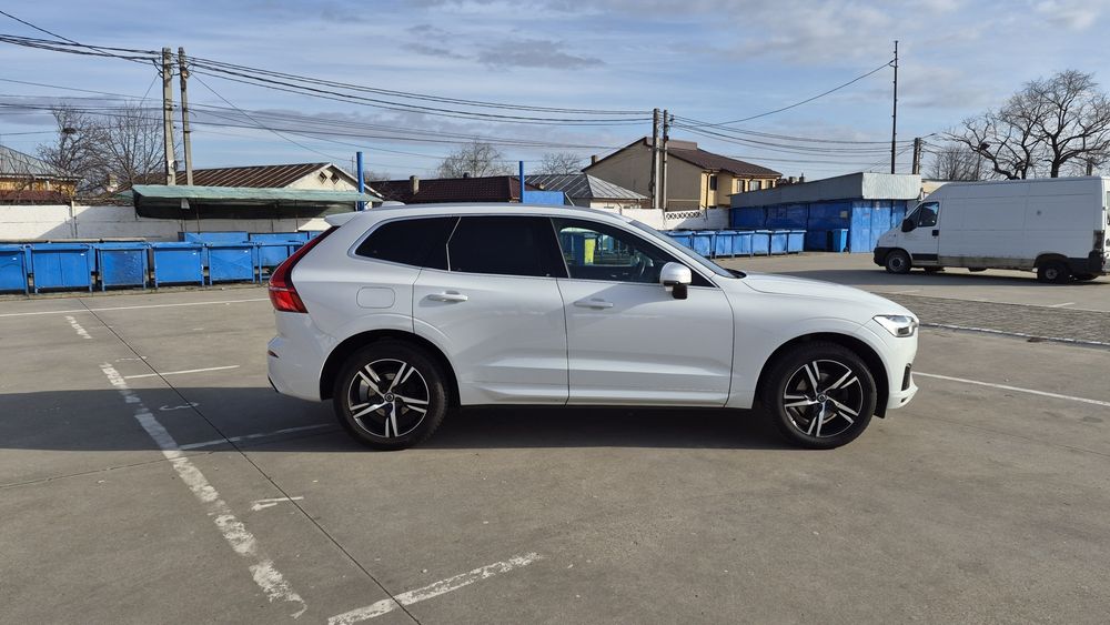 Volvo XC 60  /  R - Design  / 2018 /  190 cai / 4 × 4