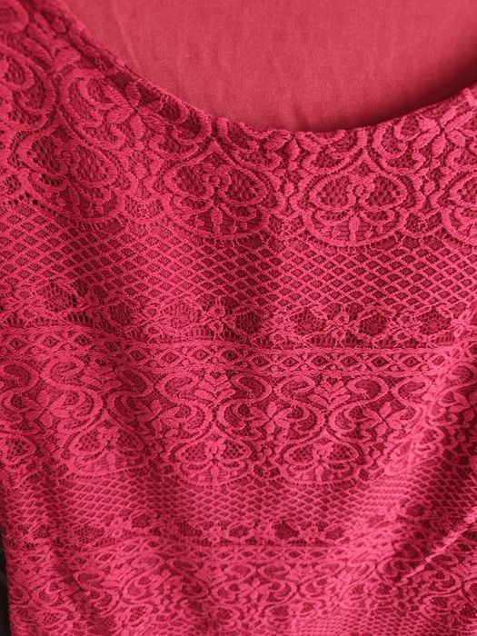 Rochie roșie de dantela