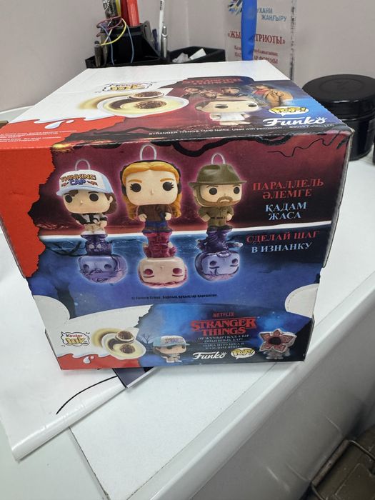 Коробка киндер очень страные дела