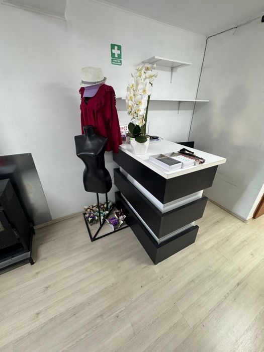 Vând mobilier complet pentru magazin de haine