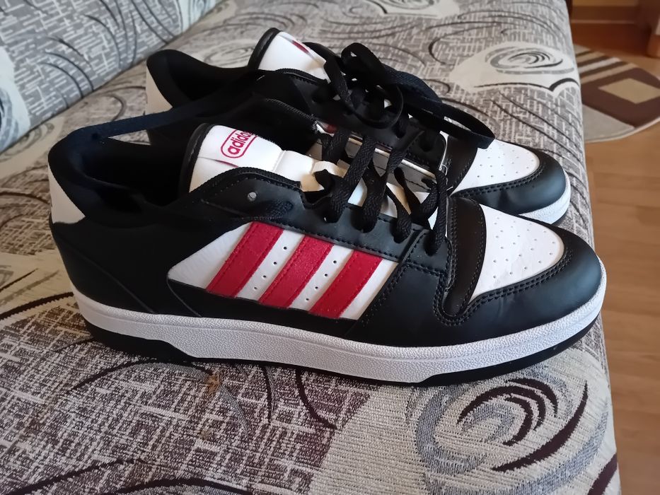 Adidași încălțăminte