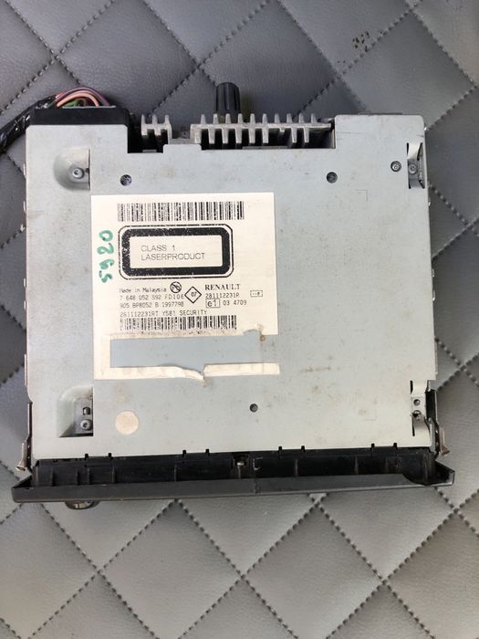 Radio CD auto Original Logan cu MP3 si cu intrare AUX