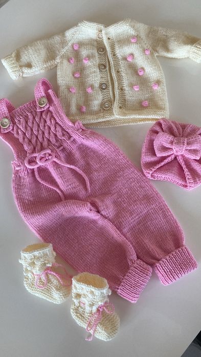 Продавам ръчно изплетени бебешки дрехи