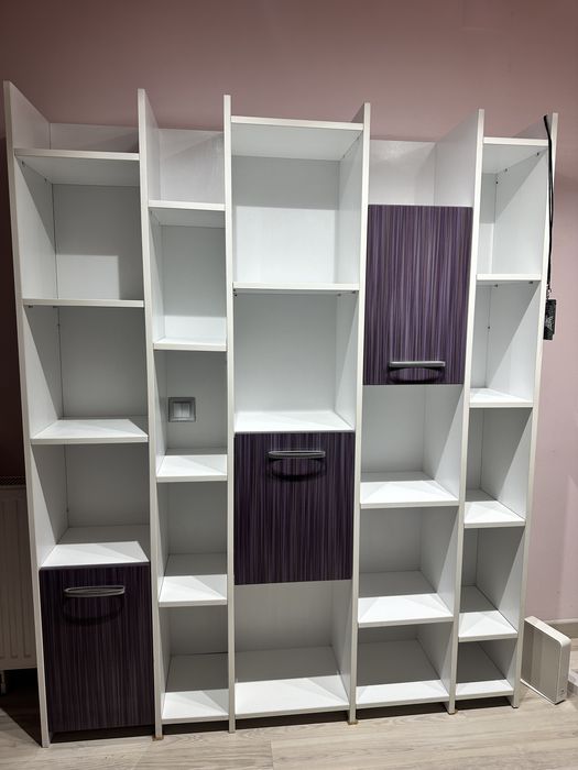 Biblioteca alb cu mov cu dulapuri