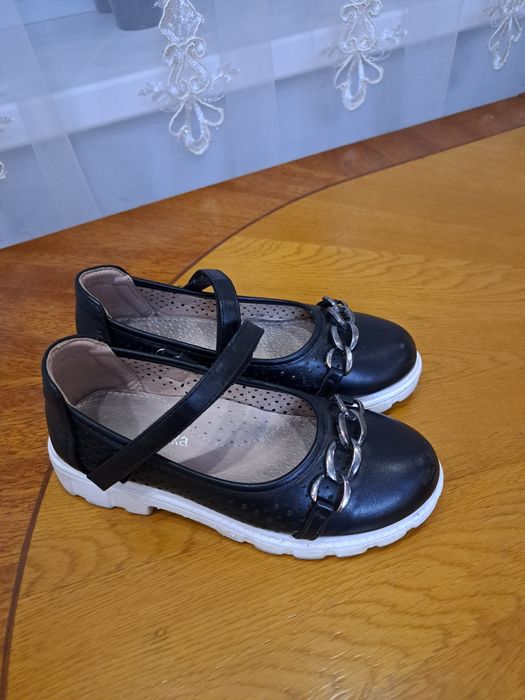 Продам девочковую обувь