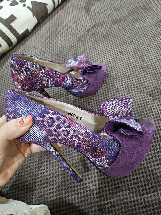 Лилави обувки на висок ток. 37номер