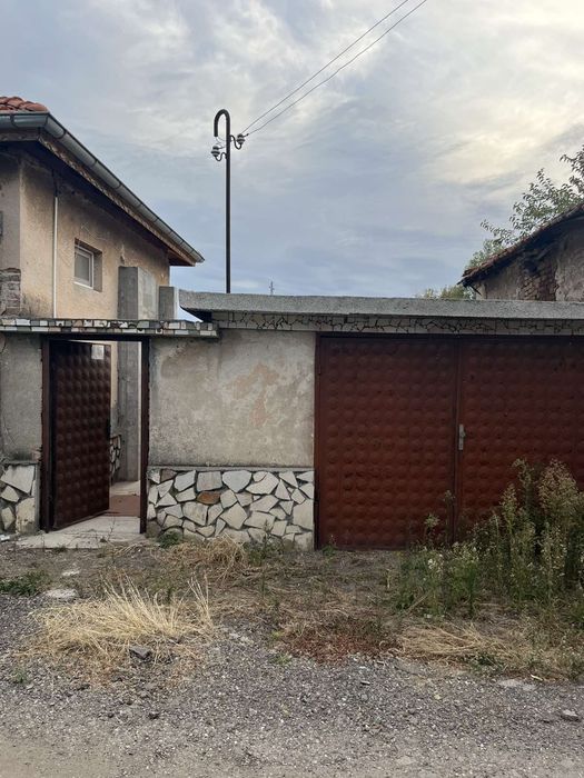 Къща с дворно място