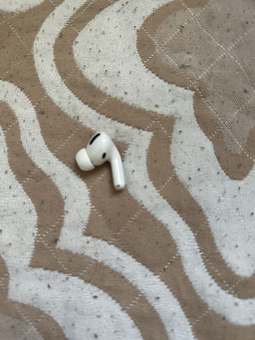 Правый наушник airpods pro 1