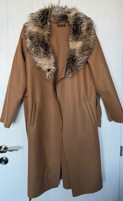 Елек с пух на рамената, тънко палто
