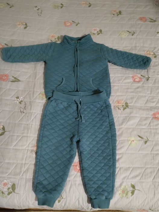 Продам костюмчик осень весна