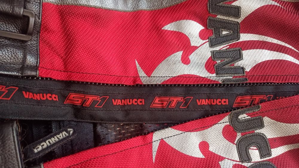 Vând costum moto Vanucci ST1