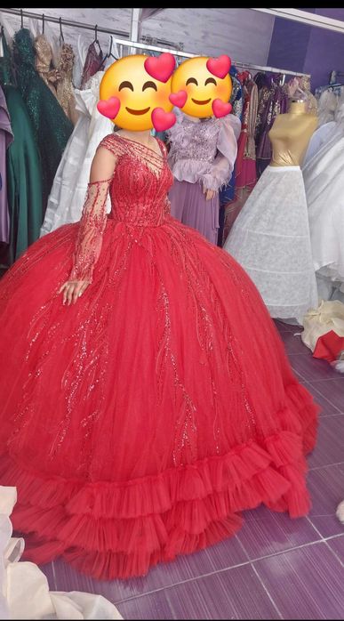 Червена рокля с обръч,пайети и тюл. С горигиращо се с връзки деколте.