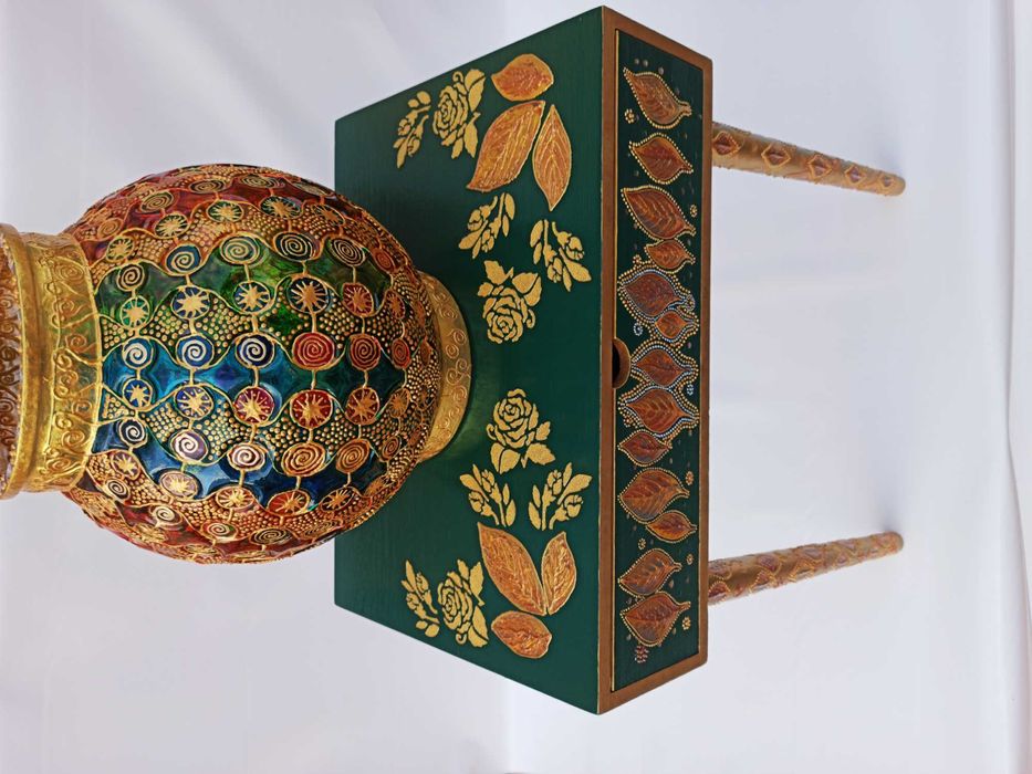 Малък скрин-шкаф, с чекмедже и ваза за сухи цветя.