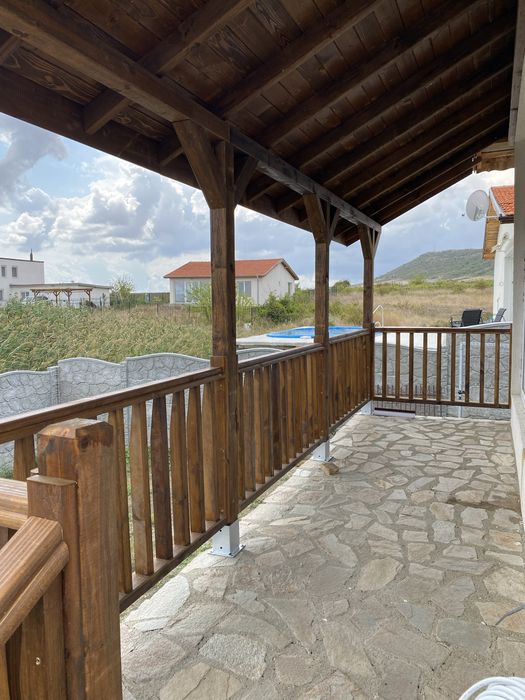 Изграждаме дървени навеси, плажни барове, подиуми, беседки, парапети.