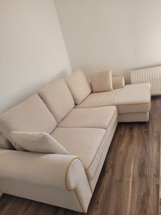 Vând  colțar crem frumos folosit foarte puțin