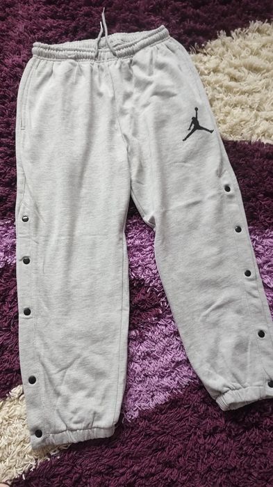 Pantaloni bărbați Jordan noi.