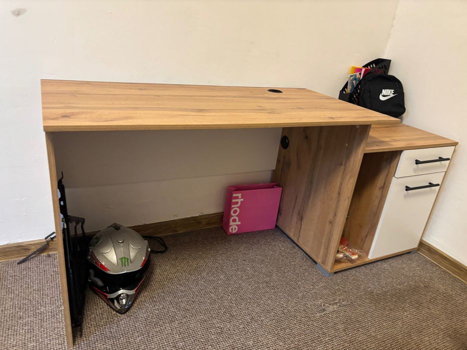 Продавам бюро чисто ново