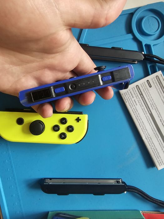 Nintendo Switch Joy-Con – син + жълт, с каишки и кутия