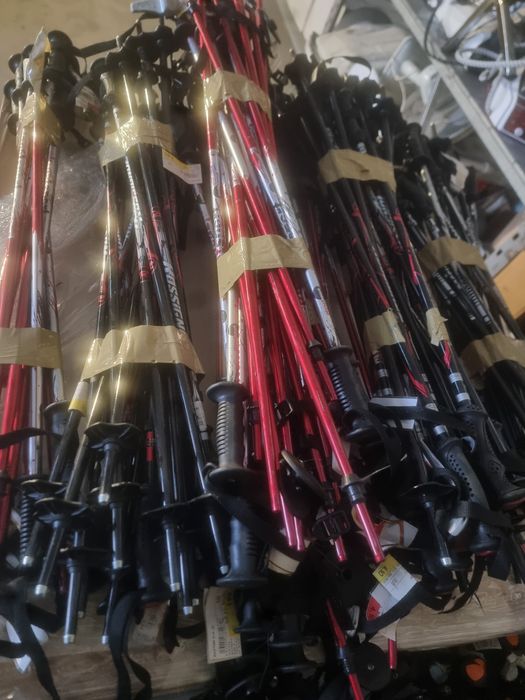 Vând stoc de echipamente penru ski și snowboard