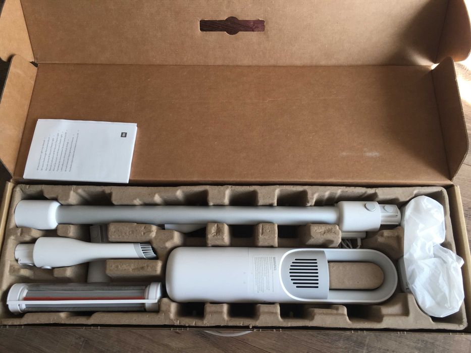 Вертикална, безжична прахосмукачка Xiaomi Mi Vacuum Cleaner Light.