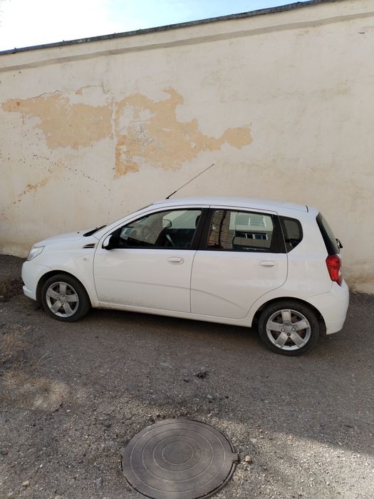 Продам машину CHEVRALET aveo 2013 хэтчбек автомат