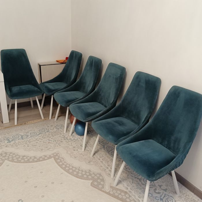 Продам комплект из 6 обеденных стульев.