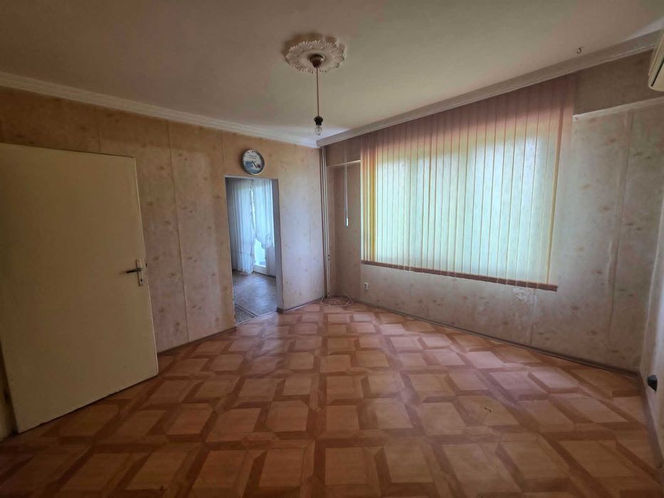 Просторен тристаен апартамент с отличен потенциал в кв.Куба,гр.Хасково - снимка 8