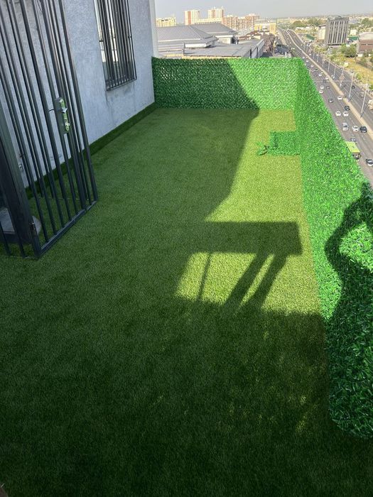 Suniy gazon va zabor