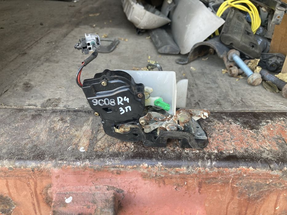 Замок задней правой двери Тойота Рав4 / Toyota Rav4