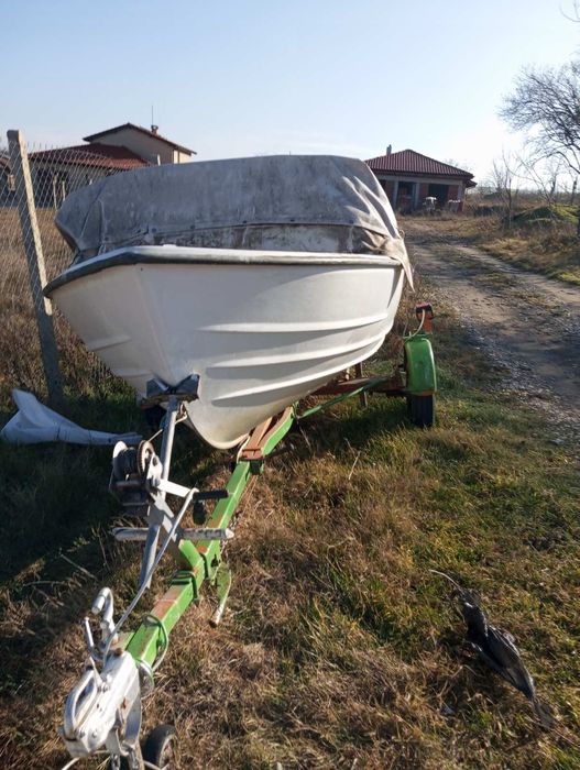 Лодка с извънбордов двигател 10к.с.