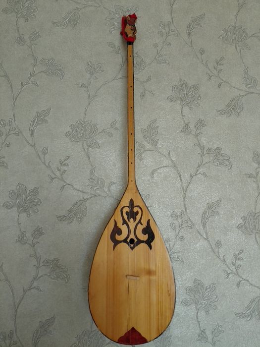 Домбыра из хорошего дерева