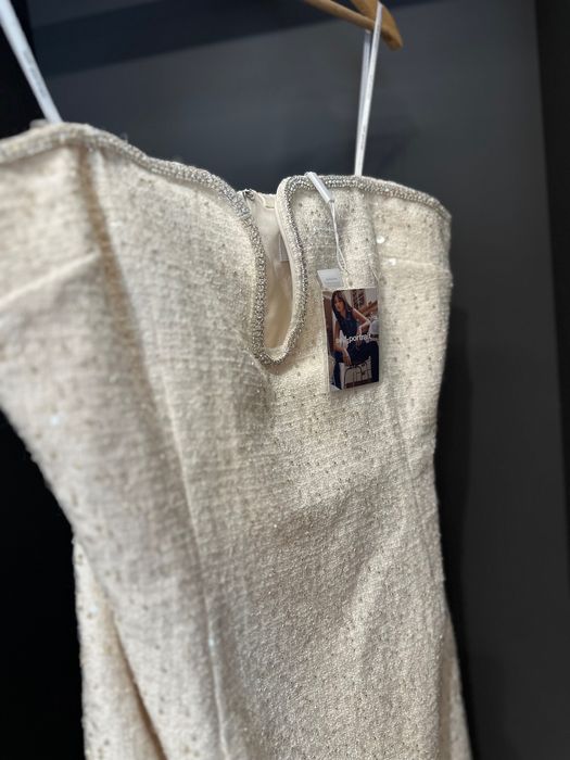 Self-Portrait Кремава рокля без презрамки с пайети и букле текстура