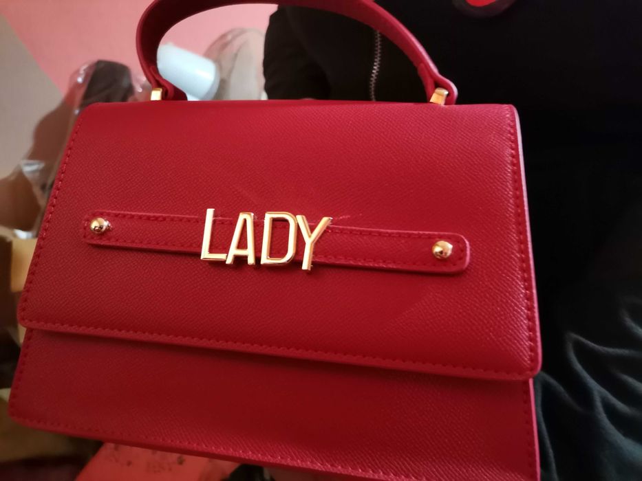 Нова червена чантичка