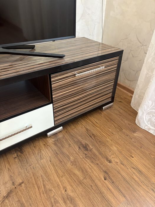 Продам тумбу под телевизор