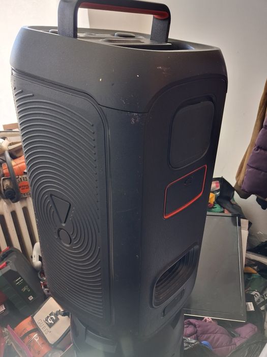Boxa JBL Partybox club 120 cu acumulator, care dureaza 8 are, radio,stik,card,bluetooth,etc.perfect functionala