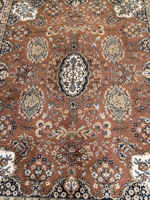 Продавам килим тип персийски