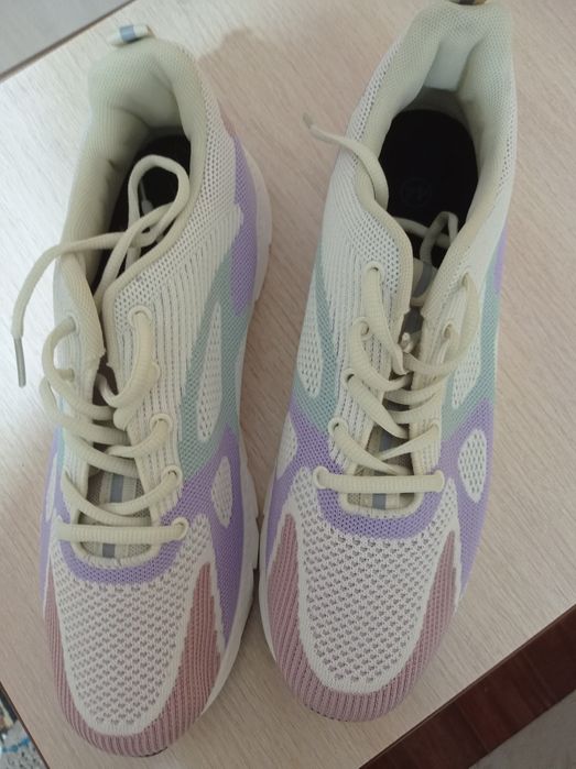 Продам новые кросовки.