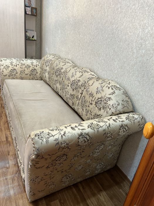 Диван раскладывается жемчужеого цвта