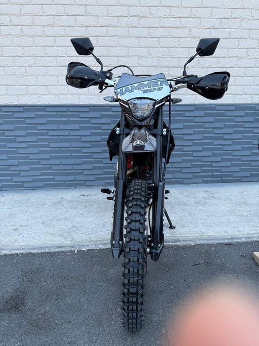 Қара жігіттер бір ақ жігітті сиқырлайды