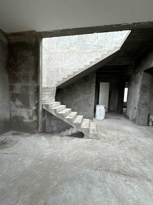 Продается участок с домом в стиле Hi-Tech.

Площадь участка: 3 сотки