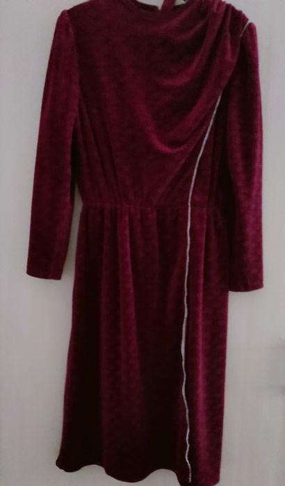 Продаются платья, юбки и красивая блузка