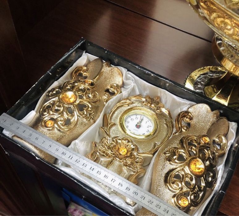 Продается часы с двумя вазочками для комода.