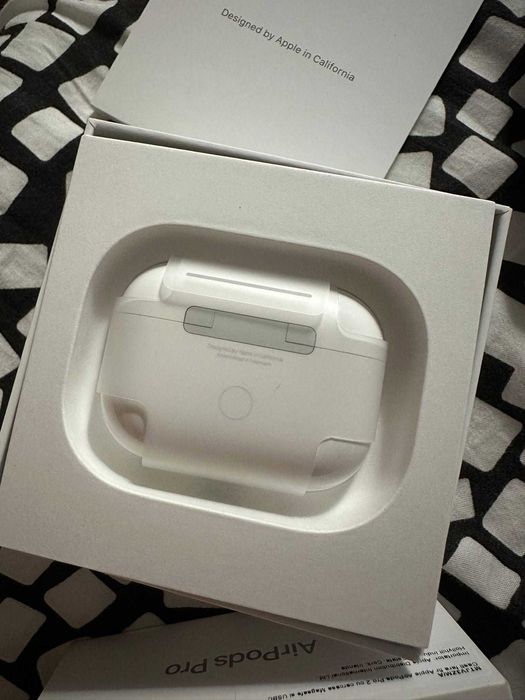 Apple AirPods Pro 2 cu carcasă MagSafe USB C noi - 600 lei