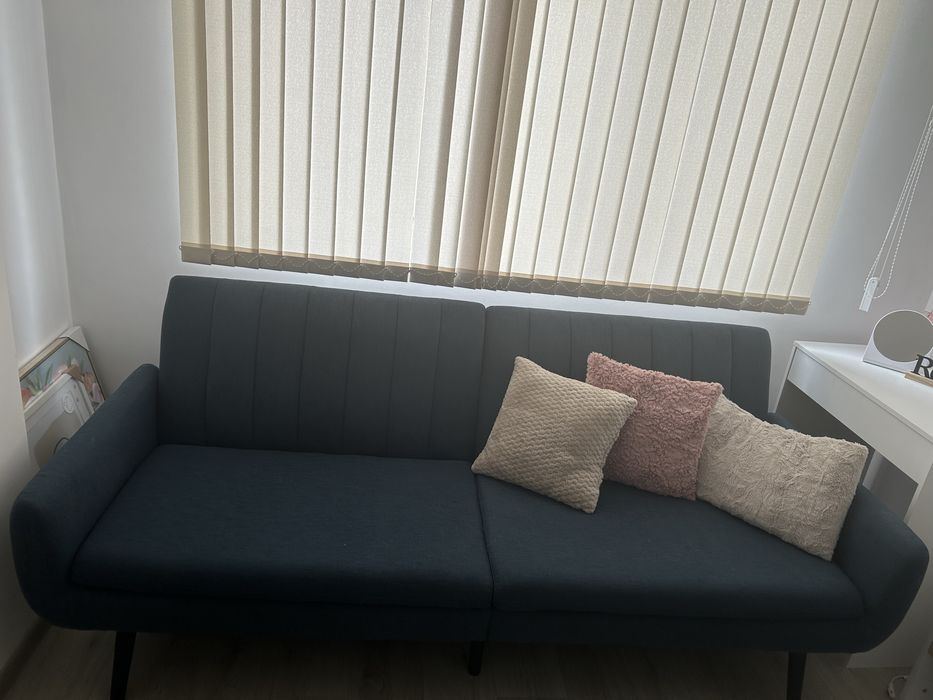 Триместен диван с функция разпъване :)