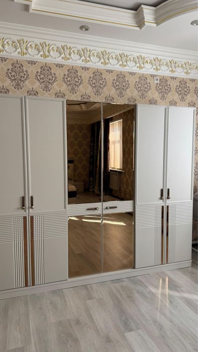 Спальный гарнитур: шкаф, кровать, туалетный столик