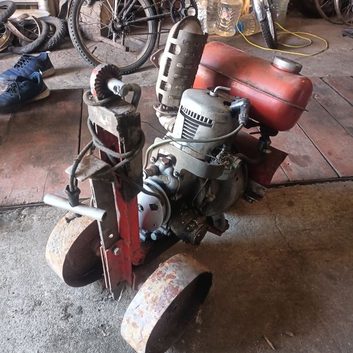 Плуг бензиновый продам