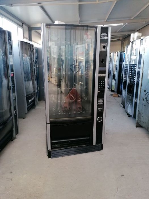 Вендинг автомати за пакетирани закуски и студени напитки