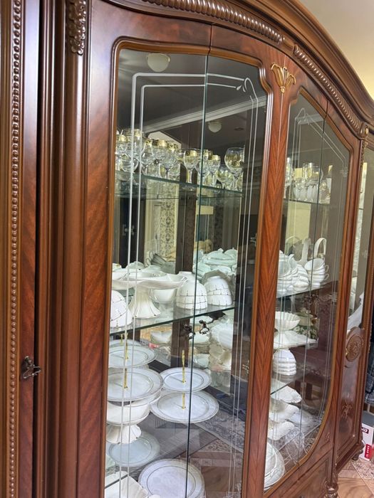 Продам сервант для посуды