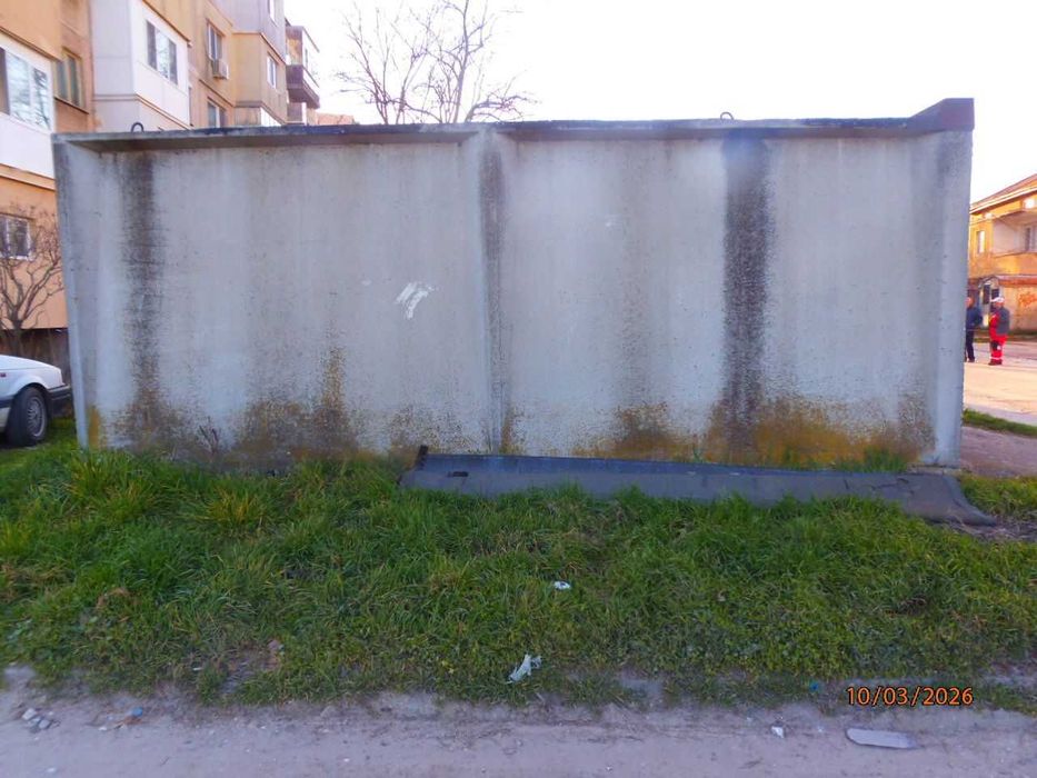 Бетонен гараж с метални врати