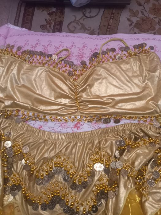 Rochite dansuri orientale ,de culoare rosie si aurie